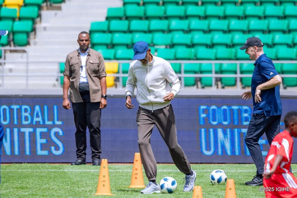 Perezida Kagame na Infantino bizihirije Noheli muri Stade Amahoro; batanga impano ku bana 220