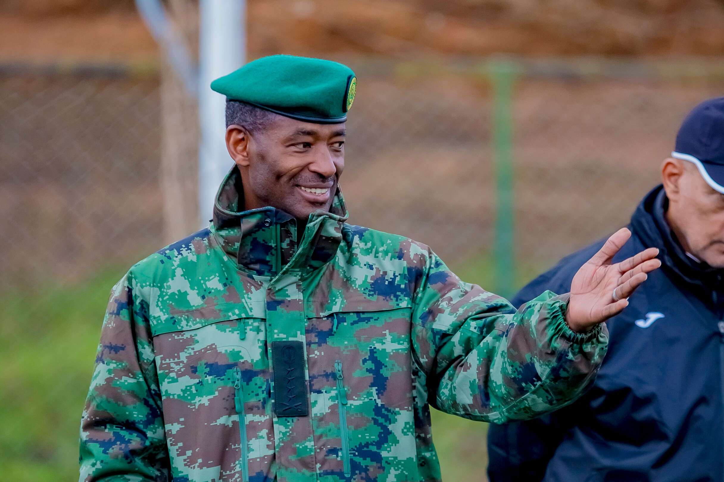 Gen Mubarakh Muganga yasabye abakinnyi ba APR FC kwikubita agashyi imbere ya Police FC