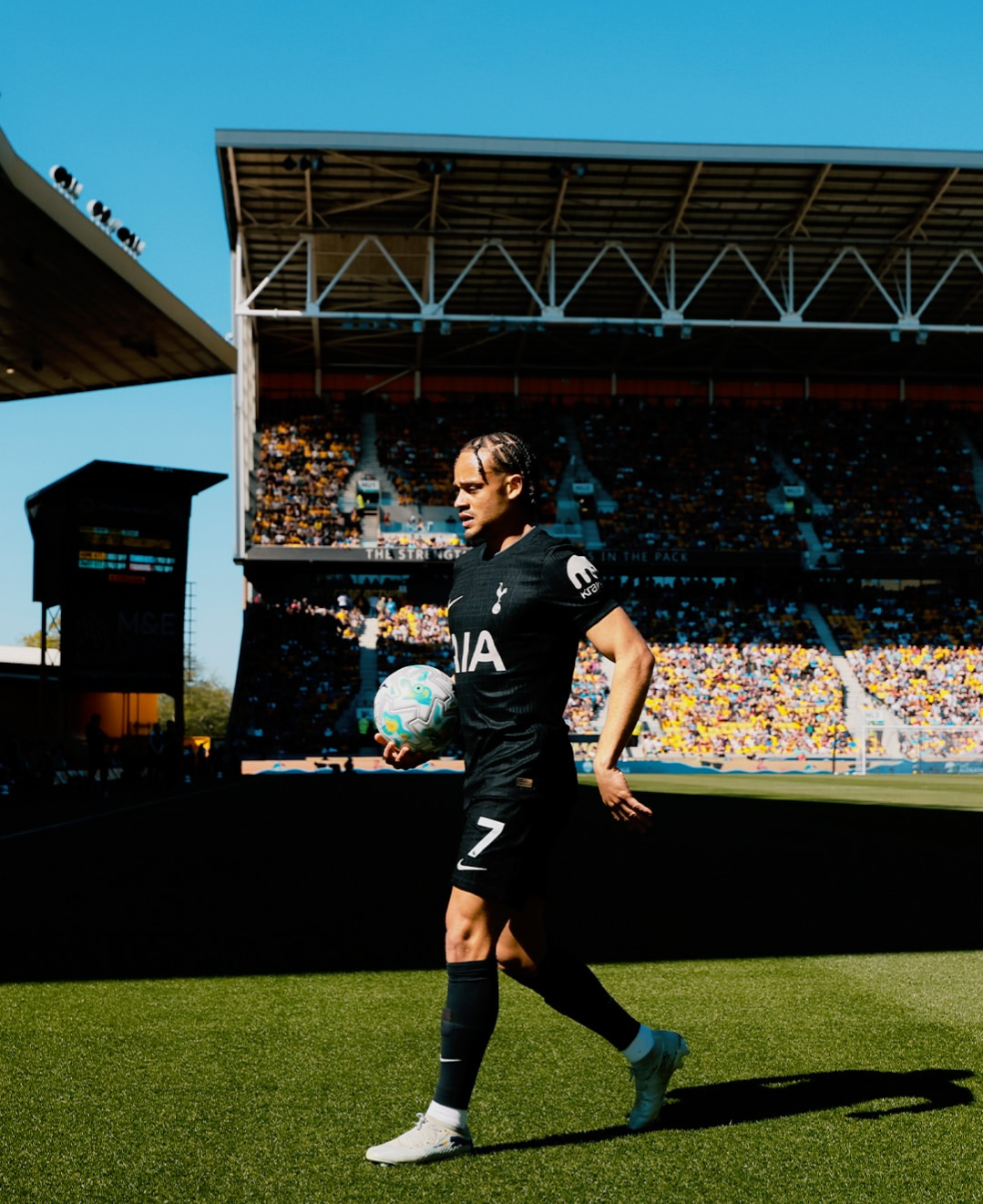 Xavi simons yohereje ubutumwa bukora ku mutima abafana ba Tottenham Hotspur nyuma yo kwemezwa ko yagize imvune ikomeye ya ACL