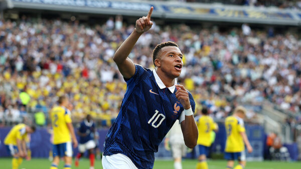 Mbappe yaciye agahigo ubwo Ubufaransa bwasezereraga Suède buyinyagiye